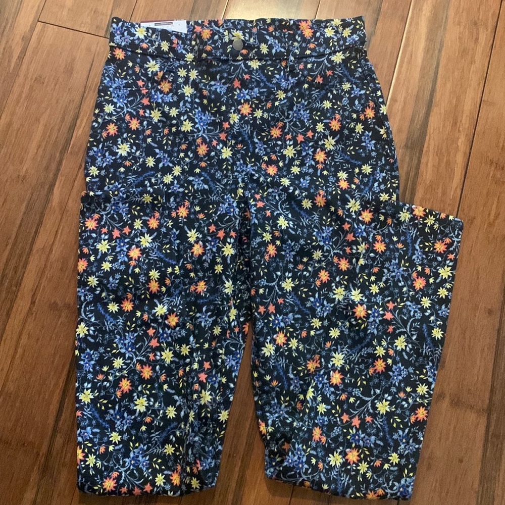 💕💕 3 for 15.00 NWT hi rise floral jeans